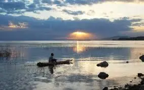  በመይ ደር ሀድ ሰብ አዴኒ በሸፈጥ ቲይቀጥፍ/በሀየቁ ላይ አንድ ሰው ቢቻውን በየበላው ሲቀዝፍ/ A lone man kayaking along the shores of the lake.